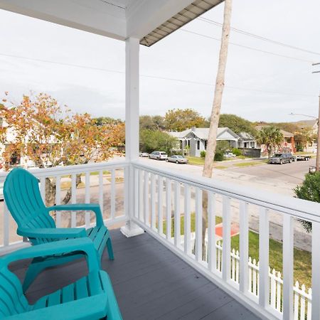 فيلا Beautiful Two-Story In Central Galveston, Short Walk To Beach, Near Downtown! | Seas The Breeze المظهر الخارجي الصورة