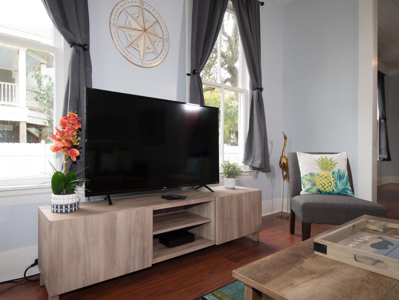 فيلا Beautiful Two-Story In Central Galveston, Short Walk To Beach, Near Downtown! | Seas The Breeze المظهر الخارجي الصورة