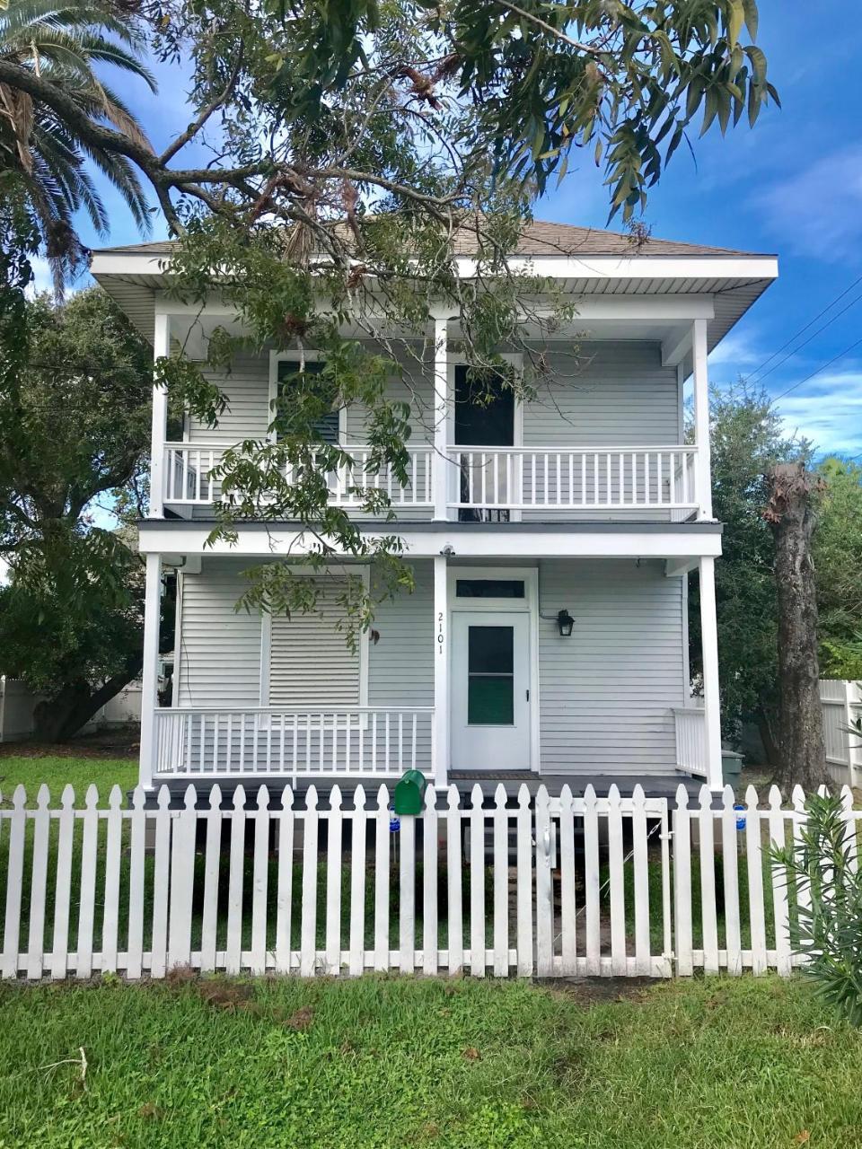 فيلا Beautiful Two-Story In Central Galveston, Short Walk To Beach, Near Downtown! | Seas The Breeze المظهر الخارجي الصورة