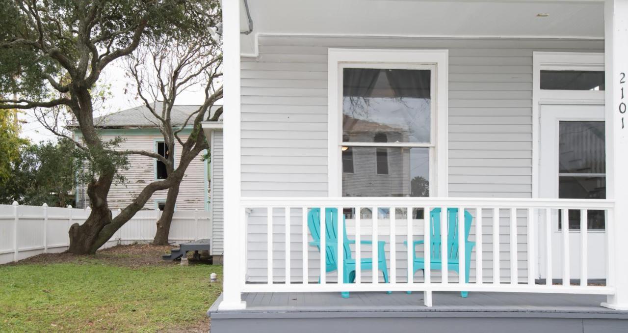 فيلا Beautiful Two-Story In Central Galveston, Short Walk To Beach, Near Downtown! | Seas The Breeze المظهر الخارجي الصورة