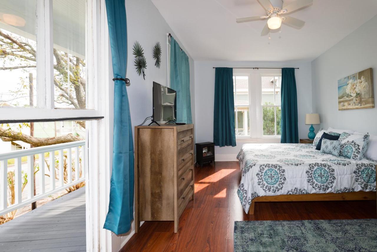 فيلا Beautiful Two-Story In Central Galveston, Short Walk To Beach, Near Downtown! | Seas The Breeze المظهر الخارجي الصورة